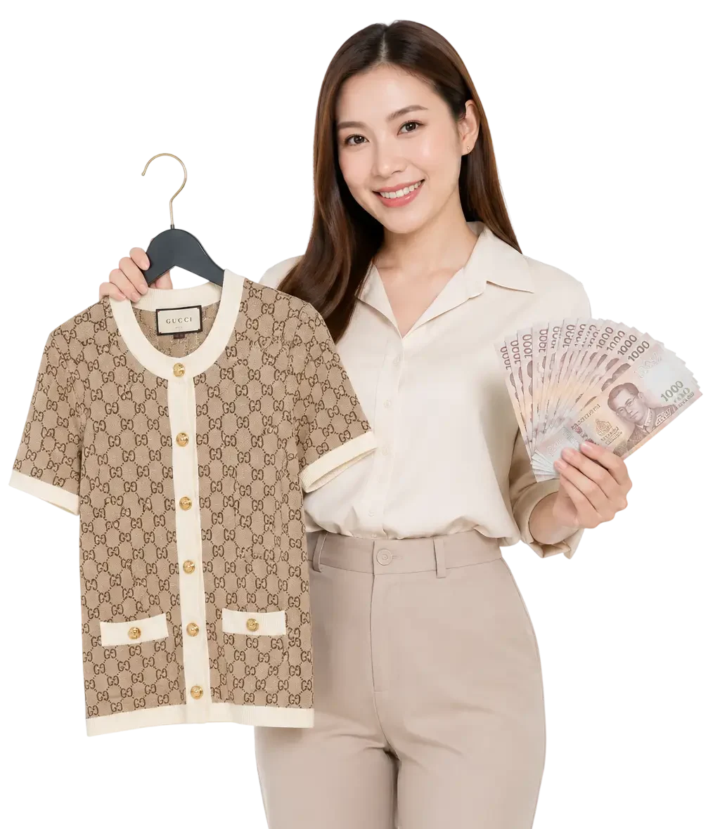 ผู้หญิงเอเชียถือเสื้อผ้าแบรนด์เนมและเงินสดไทยแบงก์พัน พื้นหลังสีขาว