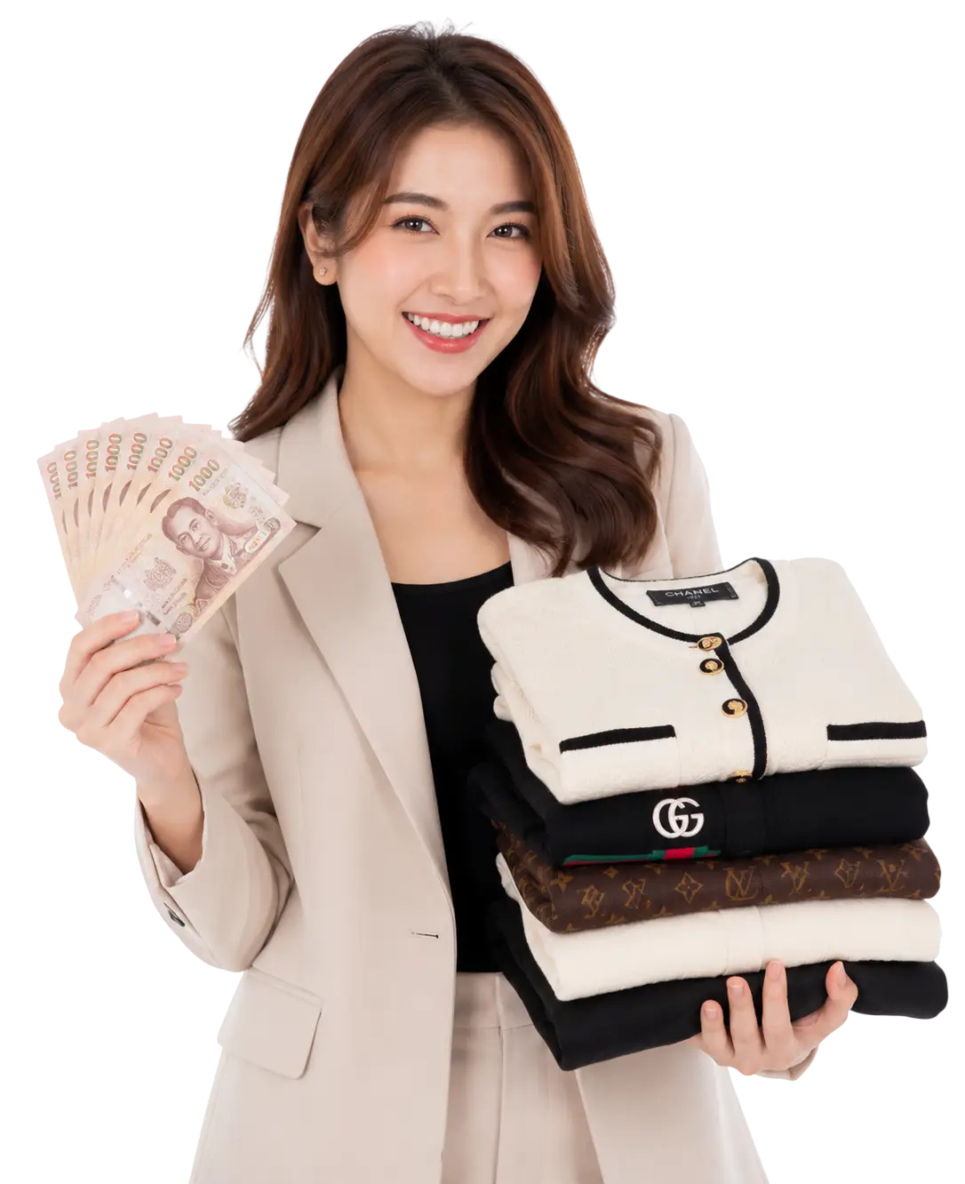 พนักงานผู้หญิงกำลังถือเสื้อผ้าแบรนด์เนมและเงินสดไทยแบงค์พัน ยิ้มแย้ม พร้อมให้บริการรับซื้อเสื้อผ้าแบรนด์เนม พื้นหลังสีขาว